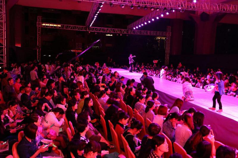 各地經(jīng)銷商齊聚一堂,秀場內(nèi)座無虛席