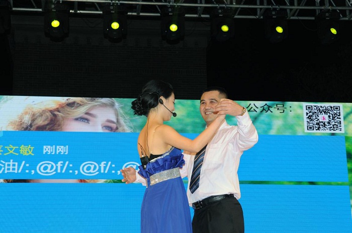 國標(biāo)舞老師教國標(biāo)舞